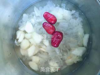 香梨银耳羹的做法步骤：4