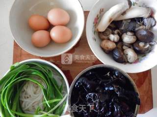 新春素饺之土豆粉菌菇的做法步骤：1