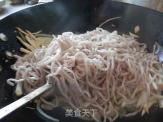 杏鲍菇炒面的做法步骤：4