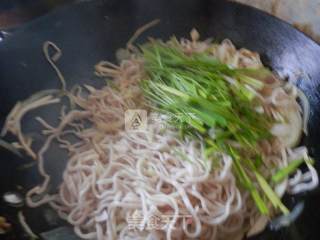 杏鲍菇炒面的做法步骤：5