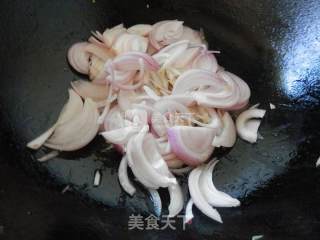 洋葱炒四季梅的做法步骤：3