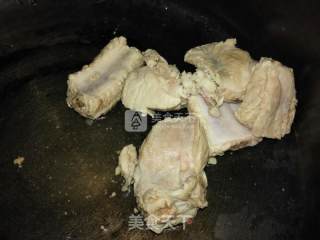 红烧排骨焖鸡蛋豆节的做法步骤：1