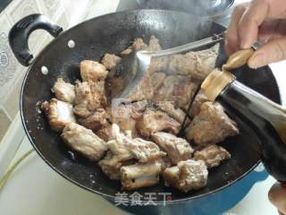 红烧排骨焖鸡蛋豆节的做法步骤：3