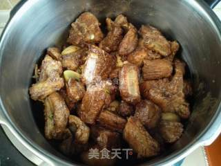 红烧排骨焖鸡蛋豆节的做法步骤：6