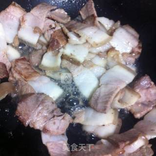 蒜薹回锅肉的做法步骤：2