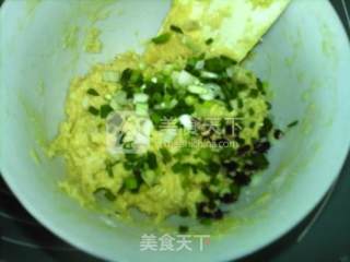 葱香鸡蛋山药饼的做法步骤：9