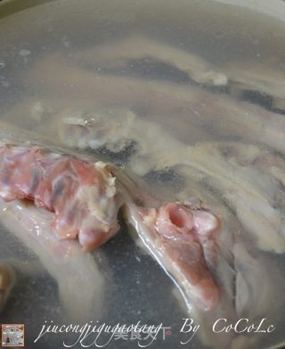 私菜食谱经－－韭葱鸡骨高汤【中西式万能高汤】的做法步骤：2