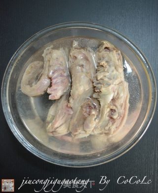 私菜食谱经－－韭葱鸡骨高汤【中西式万能高汤】的做法步骤：3