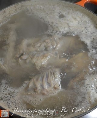 私菜食谱经－－韭葱鸡骨高汤【中西式万能高汤】的做法步骤：5