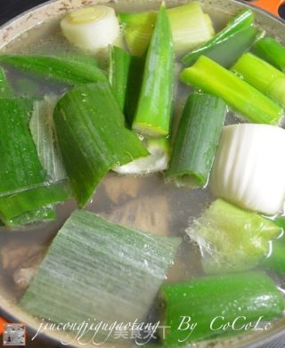 私菜食谱经－－韭葱鸡骨高汤【中西式万能高汤】的做法步骤：6
