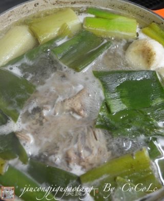 私菜食谱经－－韭葱鸡骨高汤【中西式万能高汤】的做法步骤：8