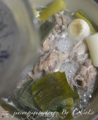 私菜食谱经－－韭葱鸡骨高汤【中西式万能高汤】的做法步骤：11