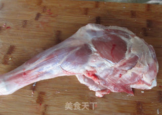 烤羊腿配蔬菜沙拉的做法步骤：1