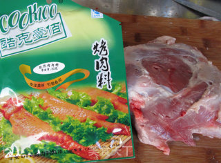 烤羊腿配蔬菜沙拉的做法步骤：3