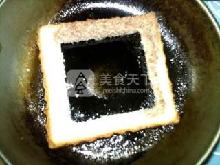 煎鸡蛋土司的做法步骤：4