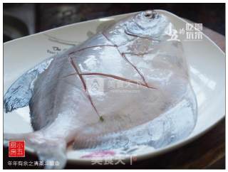 【年夜饭】非你不可的清蒸斗鲳鱼的做法步骤：1