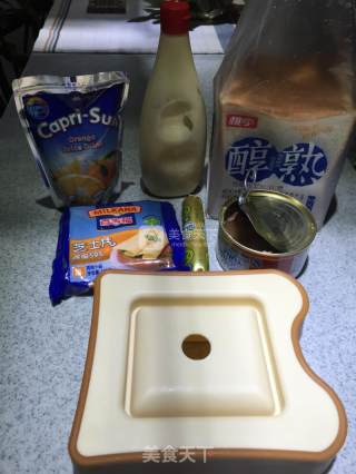 金枪鱼三明治的做法步骤：1