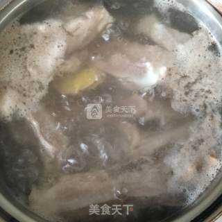 红烧猪肉骨的做法步骤：1