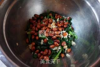 脆果仁拌菠菜的做法步骤：6