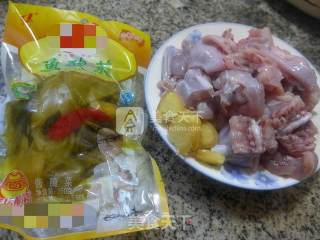 酸菜煮牛蛙的做法步骤：1