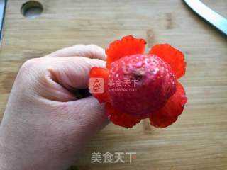 草莓玫瑰花的做法步骤：2