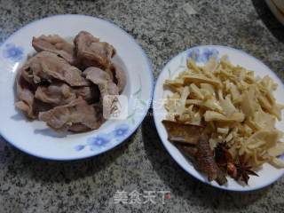 水笋烧鸡胗的做法步骤：1