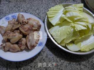 白菜煮鸡翅的做法步骤：1