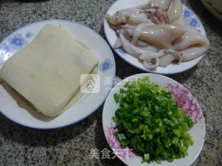 韭菜鱿鱼馅馄饨的做法步骤：1