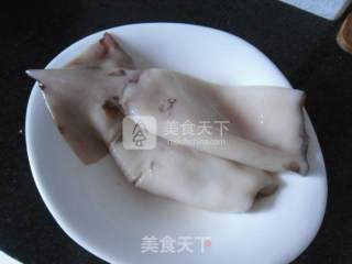韭菜炒鱿鱼的做法步骤：2