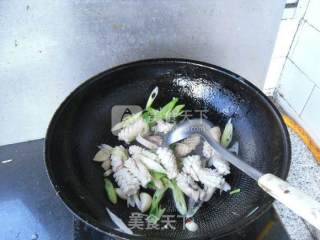 韭菜炒鱿鱼的做法步骤：10