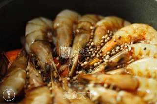 黑胡椒干锅虾一厨作铸铁锅版的做法步骤：6