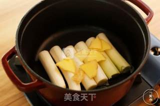 无水葱姜焗鲈鱼一厨作铸铁锅版的做法步骤：2