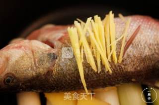 无水葱姜焗鲈鱼一厨作铸铁锅版的做法步骤：3