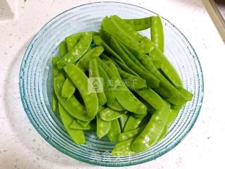 腊肠炒荷兰豆的做法步骤：1