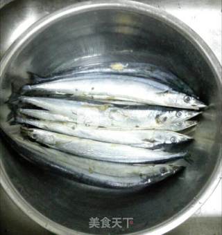 香煎秋刀鱼的做法步骤：1