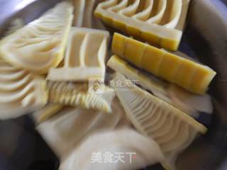 竹笋素蒸饺的做法步骤：3