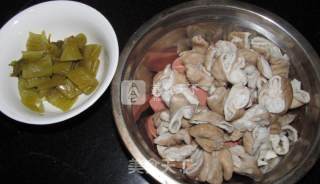 酸菜鲫鱼肥肠汤的做法步骤：1