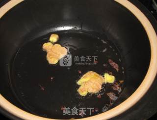 酸菜鲫鱼肥肠汤的做法步骤：3