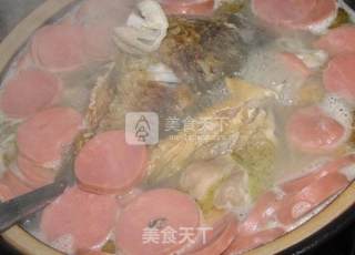 酸菜鲫鱼肥肠汤的做法步骤：5