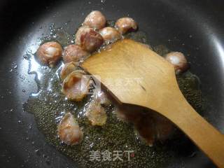 麻辣香肠白菜炒年糕的做法步骤：2