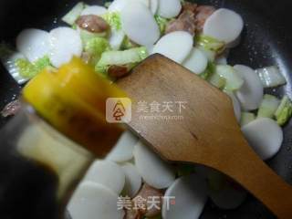 麻辣香肠白菜炒年糕的做法步骤：5