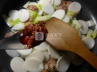 麻辣香肠白菜炒年糕的做法步骤：7