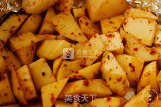 橄榄油烤薯角一厨作铸铁锅版的做法步骤：2