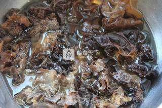 凉拌麻油木耳的做法步骤：1
