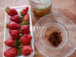 蜜汁草莓的做法步骤：1