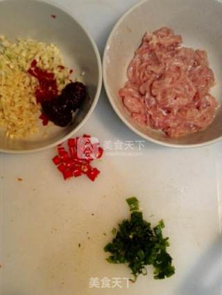 川味鱼香肉丝（超下饭）的做法步骤：1