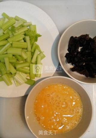 西芹木耳炒鸡蛋的做法步骤：1