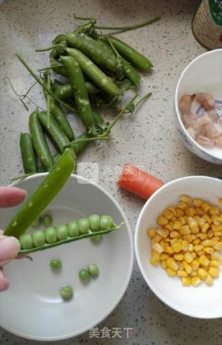 泰式鲜虾咖喱菠萝饭的做法步骤：1
