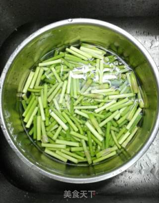 腊肉炒蒜薹的做法步骤：1
