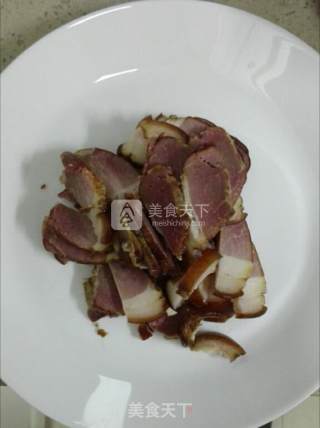 腊肉炒蒜薹的做法步骤：2